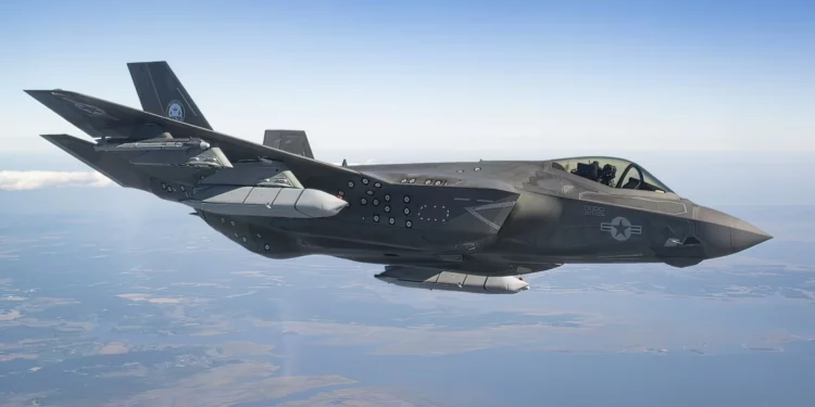 El F-35C de EE. UU. realiza pruebas clave con misil LRASM