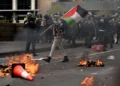 Manifestantes antiisraelíes se enfrentan a la policía en Melbourne