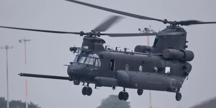 Helicópteros MH-47 de los Night Stalkers pisan suelo británico