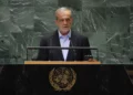 En su discurso ante la Asamblea general de la ONU, el presidente iraní Masoud Pezeshkian dice: “El mundo ha sido testigo de la verdadera naturaleza del régimen israelí” durante el último año de guerra en Gaza. “Ha sido testigo de cómo el régimen lleva a cabo atrocidades en Gaza y cómo en 11 meses ha asesinado a sangre fría a más de 41.000 personas inocentes, en su mayoría mujeres y niños”, afirma Pezeshkian, sin hacer distinción entre civiles y combatientes. “Sus líderes califican este genocidio –el asesinato de niños, los crímenes de guerra y el terrorismo de Estado– de legítima defensa. Califican a los hospitales, los jardines de infancia y las escuelas de objetivos militares legítimos. Califican de antisemitas a las personas valientes y amantes de la libertad de todo el mundo que protestan contra su genocidio. Califican de terroristas a las personas oprimidas que se han levantado contra siete décadas de ocupación y humillación”, continúa. “Es Israel el que ha asesinado a nuestros científicos, diplomáticos e incluso a nuestros invitados en nuestro territorio”, afirma el presidente iraní, aparentemente refiriéndose al líder de Hamás, Ismail Haniyeh, asesinado en Teherán en julio. Pezeshkian afirma, sin pruebas, que Israel “apoyó –tanto de forma encubierta como abierta– a grupos terroristas como el ISIS”. “Israel ha sido derrotado en Gaza y ninguna violencia bárbara puede restaurar su mito de invencibilidad”, afirma. Pide un alto el fuego en Gaza y “el fin de la barbarie desesperada de Israel en el Líbano antes de que se extienda a la región y al mundo”. El presidente iraní sostiene que la única solución al conflicto israelí-palestino es la celebración de un referéndum para los palestinos “que viven en su patria así como para aquellos que se han visto obligados a mudarse a su diáspora, para determinar su futuro”. “Estamos seguros de que a través de este mecanismo podemos lograr una paz duradera con musulmanes, cristianos y judíos viviendo juntos en una sola tierra en tranquilidad y paz”, dice Pezeshkian.