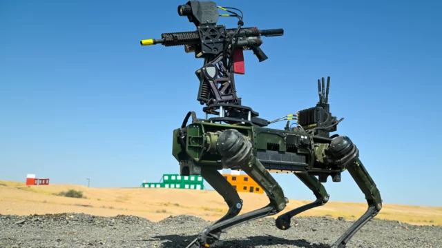 Perros robot, vehículos no tripulados y Apaches derriban drones con Hellfires