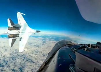 Caza Su-35 ruso pasa a centímetros de un F-16 de la USAF