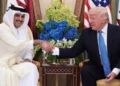 Trump recibe a líderes qataríes y elogia su deseo de paz en Oriente Medio