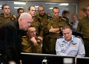 El ministro de Defensa, Yoav Gallant (izquierda), el jefe del Estado Mayor de las Fuerzas de Defensa de Israel, teniente general Herzi Halevi (centro), el jefe de la Fuerza Aérea israelí, mayor general Tomer Bar (derecha), y otros oficiales son vistos en la sala de mando subterránea de la Fuerza Aérea israelí en medio de un ataque a la sede de Hezbolá en Beirut, el 27 de septiembre de 2024. (Ariel Hermoni/Ministerio de Defensa)