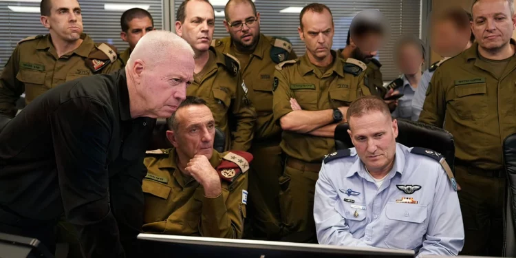 El ministro de Defensa, Yoav Gallant (izquierda), el jefe del Estado Mayor de las Fuerzas de Defensa de Israel, teniente general Herzi Halevi (centro), el jefe de la Fuerza Aérea israelí, mayor general Tomer Bar (derecha), y otros oficiales son vistos en la sala de mando subterránea de la Fuerza Aérea israelí en medio de un ataque a la sede de Hezbolá en Beirut, el 27 de septiembre de 2024. (Ariel Hermoni/Ministerio de Defensa)