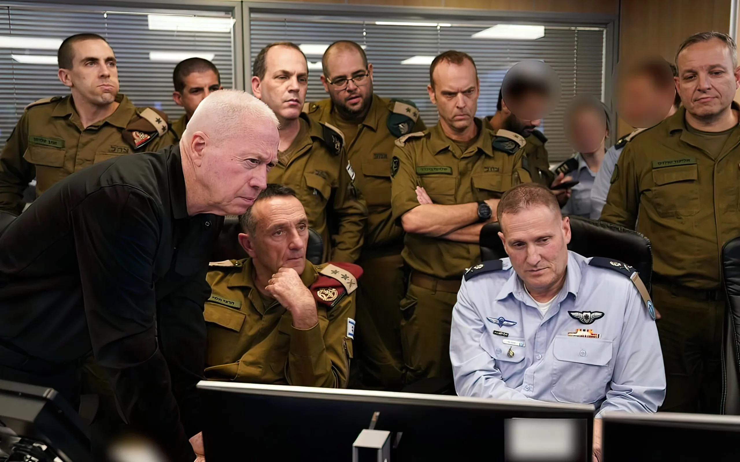 El ministro de Defensa, Yoav Gallant (izquierda), el jefe del Estado Mayor de las Fuerzas de Defensa de Israel, teniente general Herzi Halevi (centro), el jefe de la Fuerza Aérea israelí, mayor general Tomer Bar (derecha), y otros oficiales son vistos en la sala de mando subterránea de la Fuerza Aérea israelí en medio de un ataque a la sede de Hezbolá en Beirut, el 27 de septiembre de 2024. (Ariel Hermoni/Ministerio de Defensa)