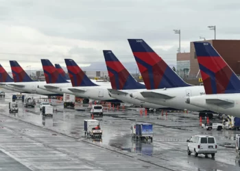 Aviones de Delta esperan en sus puertas el 13 de junio de 2022 en el Aeropuerto Internacional de Salt Lake City, en Salt Lake City. (Foto AP/Rick Bowmer)