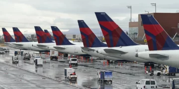 Aviones de Delta esperan en sus puertas el 13 de junio de 2022 en el Aeropuerto Internacional de Salt Lake City, en Salt Lake City. (Foto AP/Rick Bowmer)