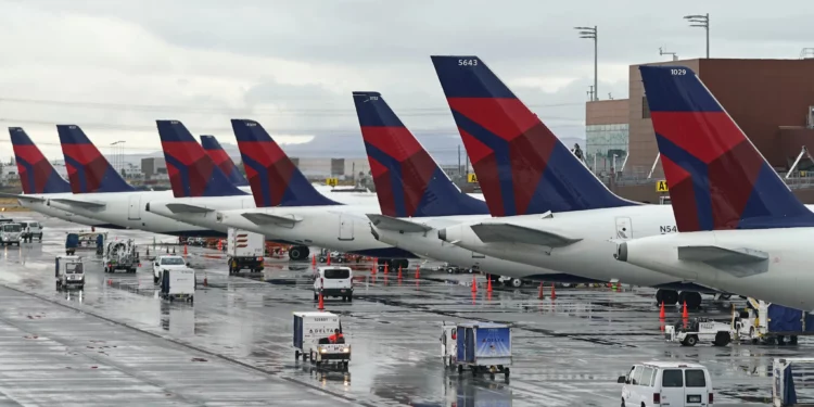 Aviones de Delta esperan en sus puertas el 13 de junio de 2022 en el Aeropuerto Internacional de Salt Lake City, en Salt Lake City. (Foto AP/Rick Bowmer)