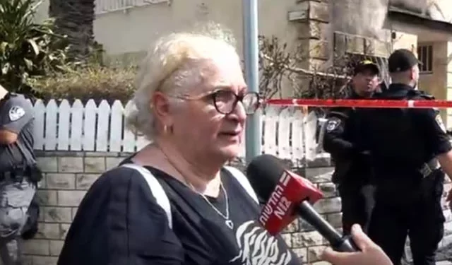 Zehava Sofer, residente de Kiryat Bialik, en la zona de Haifa, describe el ataque con cohetes de Hezbolá que alcanzó su casa el 22 de septiembre de 2024. (Captura de pantalla del Canal 12, utilizada de conformidad con la cláusula 27a de la Ley de Derechos de Autor)