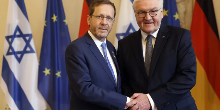 El presidente alemán, Frank-Walter Steinmeier (d), recibe a su homólogo israelí, Isaac Herzog, en el Palacio Presidencial Bellevue, el 16 de febrero de 2024 en Berlín. (Foto Odd ANDERSEN / AFP)