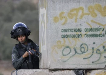 Una agente de la policía fronteriza toma posición en la zona de un ataque con disparos cerca del cruce de Tarqumiya al norte de Hebrón en Judea y Samaria el 1 de septiembre de 2024. (HAZEM BADER / AFP)