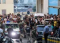 Las ambulancias están rodeadas de personas a la entrada del Centro Médico de la Universidad Americana de Beirut, en el Líbano, el 17 de septiembre de 2024. (Anwar AMRO / AFP)