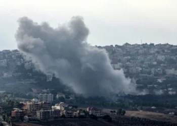 Columnas de humo se elevan desde el lugar del ataque israelí contra posiciones de Hezbolá en la aldea de Khiam, en el sur del Líbano, el 22 de septiembre de 2024. (Foto de Rabih DAHER / AFP)