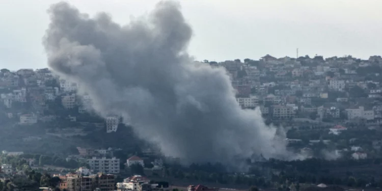 Columnas de humo se elevan desde el lugar del ataque israelí contra posiciones de Hezbolá en la aldea de Khiam, en el sur del Líbano, el 22 de septiembre de 2024. (Foto de Rabih DAHER / AFP)