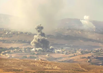 El humo se eleva tras los ataques aéreos israelíes contra objetivos de Hezbolá en aldeas del distrito de Nabatiyeh, visto desde la ciudad de Marjayoun, en el sur del Líbano, el 23 de septiembre de 2024. (Foto AP/Hussein Malla)