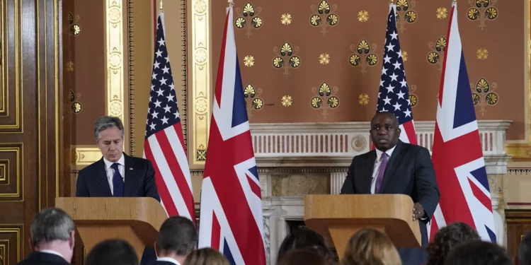 El secretario de Estado de Estados Unidos, Antony Blinken, a la izquierda, escucha al secretario de Asuntos Exteriores de Gran Bretaña, David Lammy, durante una conferencia de prensa conjunta en la sala Locarno del Ministerio de Asuntos Exteriores, Commonwealth y Desarrollo (FCDO) en Londres, el martes 10 de septiembre de 2024. (Foto AP/Alberto Pezzali, Pool)