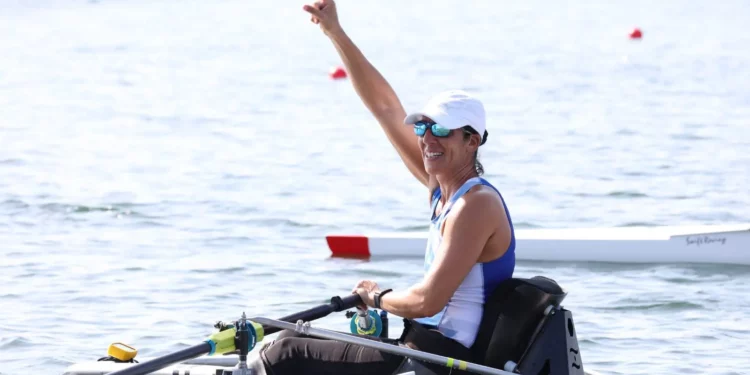 El remero israelí Moran Samuel celebra después de ganar una medalla de oro en los Juegos Paralímpicos de París 2024 el 1 de septiembre de 2024. (Lilach Weiss Rosenberg)