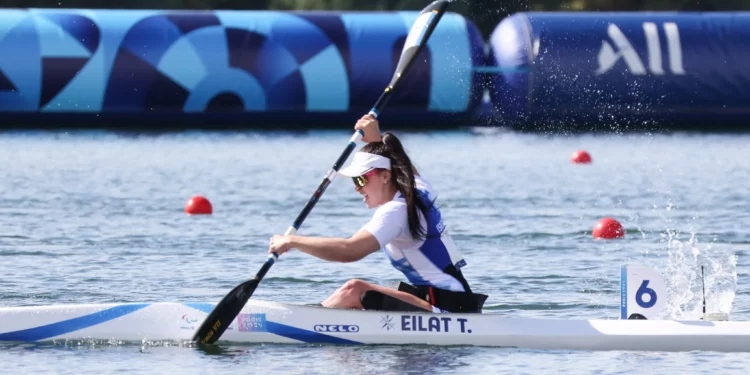 La kayakista israelí Talia Eilat compite en las eliminatorias de la carrera individual femenina de 200 m en los Juegos Paralímpicos de París 2024 el 6 de septiembre de 2024. (Lilach Weiss Rosenberg)