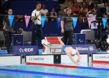 El nadador israelí Ariel Malyar se sumerge en el agua al inicio de los 50 m estilo libre masculino S4 en los Juegos Paralímpicos de París 2024 el 6 de septiembre de 2024. (Keren Isaacson)