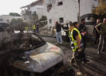 Las fuerzas de seguridad israelíes examinan el lugar donde se produjo el impacto de un cohete lanzado desde el Líbano, en Kiryat Bialik, en el norte de Israel, el domingo 22 de septiembre de 2024. (Foto AP//Ariel Schalit)