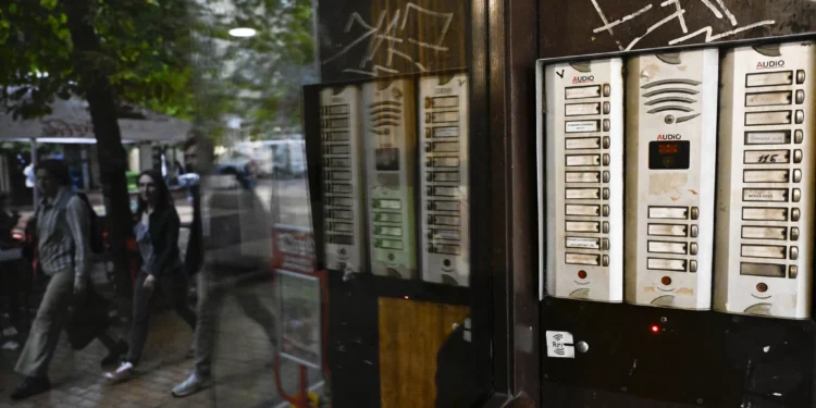 La entrada de un edificio que, según contactos de la empresa, albergaría a la empresa Norta Global, en Sofía (Bulgaria), el 19 de septiembre de 2024. (Nikolay Doychinov/AFP)