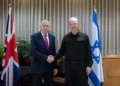 El ministro de Defensa, Yoav Gallant, a la derecha, se reúne con su homólogo británico, el secretario de Estado de Defensa del Reino Unido, John Healey, en la sede de las Fuerzas de Defensa de Israel en Tel Aviv, el 2 de agosto de 2024. (Shachar Yurman/Ministerio de Defensa)