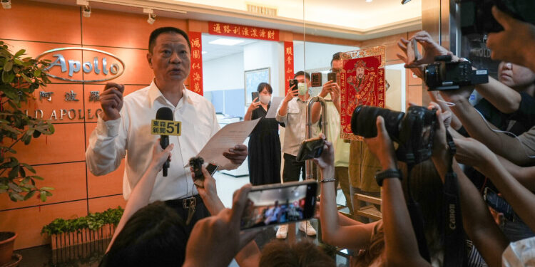 Hsu Ching-kuang (izq.), director de la empresa taiwanesa Gold Apollo, habla con los medios de comunicación fuera de la oficina de la empresa en la ciudad de Nueva Taipei el 18 de septiembre de 2024. (Yan ZHAO / AFP)