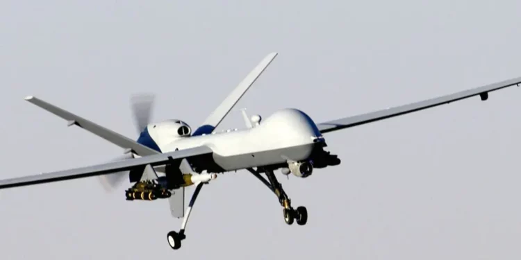 Un vehículo aéreo no tripulado estadounidense MQ-9 Reaper se prepara para aterrizar tras una misión de apoyo a la Operación Libertad Duradera en Afganistán. (Fotografía de la Fuerza Aérea de los EE. UU./Sargento Brian Ferguson/Archivos fotográficos de la USAF/Dominio público/Wikipedia)