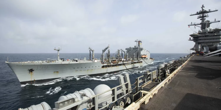 Esta foto proporcionada por la Armada de los EE. UU. muestra al buque de reabastecimiento de la flota de la clase Henry J. Kaiser, USNS Big Horn, navegando junto al portaaviones USS Abraham Lincoln el 11 de septiembre de 2024, en un lugar no revelado en el mar en Oriente Medio. El Big Horn sufrió daños en un incidente que está bajo investigación, dijeron los funcionarios el martes 24 de septiembre de 2024. (Marina de los EE. UU. vía AP)