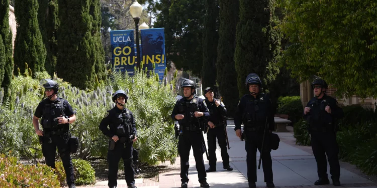 Archivo: La policía se prepara para actuar en el campus de la UCLA tras los enfrentamientos nocturnos entre grupos pro israelíes y pro palestinos, el miércoles 1 de mayo de 2024, en Los Ángeles. (Foto AP/Jae C. Hong, Archivo)