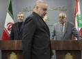 El embajador de Irán en Líbano, Mojtaba Amani (centro), camina frente al ministro de Relaciones Exteriores interino de Irán, Ali Bagheri Kani (izquierda), y el ministro de Relaciones Exteriores libanés, Abdallah Bouhabib, durante una conferencia de prensa en Beirut, Líbano, el 3 de junio de 2024 (AP Photo/Hassan Ammar)