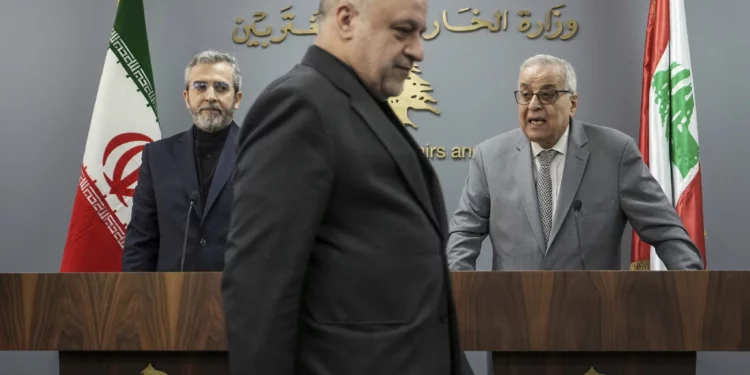 El embajador de Irán en Líbano, Mojtaba Amani (centro), camina frente al ministro de Relaciones Exteriores interino de Irán, Ali Bagheri Kani (izquierda), y el ministro de Relaciones Exteriores libanés, Abdallah Bouhabib, durante una conferencia de prensa en Beirut, Líbano, el 3 de junio de 2024 (AP Photo/Hassan Ammar)