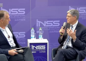 El embajador de Estados Unidos, Jack Lew (derecha), habla con Tamir Hayman (izquierda) en el Instituto de Estudios de Seguridad Nacional en Tel Aviv el 5 de septiembre de 2024 (captura de pantalla)