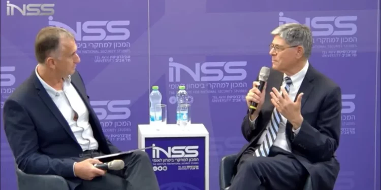 El embajador de Estados Unidos, Jack Lew (derecha), habla con Tamir Hayman (izquierda) en el Instituto de Estudios de Seguridad Nacional en Tel Aviv el 5 de septiembre de 2024 (captura de pantalla)