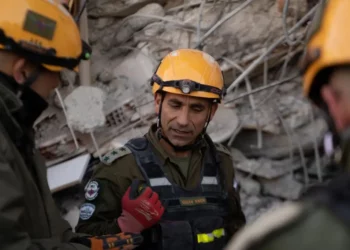 El coronel (retirado) Golan Vach en el lugar de los hechos durante las labores de búsqueda y rescate de las FDI tras el terremoto en Turquía el 8 de febrero de 2023. (Fuerzas de Defensa de Israel)