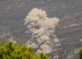 Columnas de humo se elevan desde el lugar del ataque aéreo israelí que tuvo como objetivo la zona de Mahmudiyah, en el sur del Líbano, el 27 de septiembre de 2024. (Rabih DAHER / AFP)