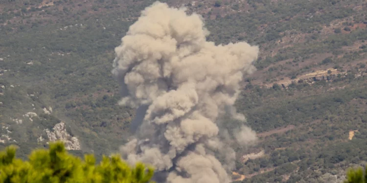 Columnas de humo se elevan desde el lugar del ataque aéreo israelí que tuvo como objetivo la zona de Mahmudiyah, en el sur del Líbano, el 27 de septiembre de 2024. (Rabih DAHER / AFP)