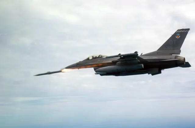 F-16 ucranianos podrían recibir misiles JASSM de EE. UU.