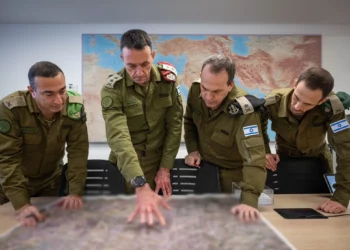 El jefe del Estado Mayor de las FDI, el teniente general Herzi Halevi (segundo desde la izquierda), aprueba los planes para los ataques en el Líbano, junto con el jefe de la División de Operaciones, el general de brigada Yisrael Shomer (izquierda), el jefe de la Dirección de Operaciones, el general de división Oded Basiuk (segundo desde la derecha) y el jefe de la división de investigación de la Dirección de Inteligencia, el general de brigada Ofir Mizrahi Rosen (derecha), en la sala de mando subterránea de las FDI en el cuartel general de las FDI en Tel Aviv, el 23 de septiembre de 2024. (Fuerzas de Defensa de Israel)