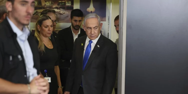 El primer ministro, Benjamin Netanyahu, llega a una conferencia de prensa en la oficina de prensa del gobierno en Jerusalén, el miércoles 4 de septiembre de 2024. (Abir Sultan/Pool vía AP)