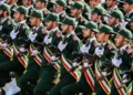 Ilustrativo: Esta fotografía tomada el 22 de septiembre de 2018 muestra a miembros del Cuerpo de la Guardia Revolucionaria de Irán (CGRI) marchando durante el desfile militar anual que marca el aniversario del estallido de la devastadora guerra de 1980-1988 con el Iraq de Saddam Hussein, en la capital, Teherán. (Stringer/AFP)