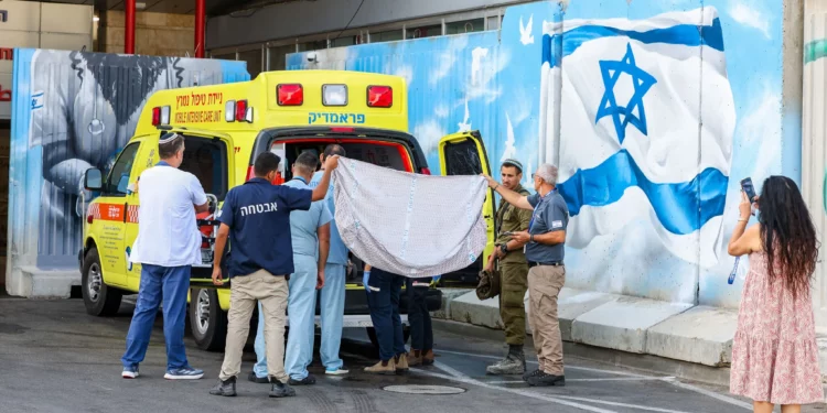 Un hombre herido cuando un misil impactó en el área del acantilado de Ramim llega al Centro Médico Ziv en Safed, el 19 de septiembre de 2024. (David Cohen/Flahs90)