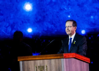 El presidente Isaac Herzog en la ceremonia de inauguración del nuevo monumento en memoria de los habitantes de Jerusalén que fueron asesinados el 7 de octubre o murieron en la guerra posterior, en Jerusalén, el 22 de septiembre de 2024 (Oren Ben Hakoon/Flash90)