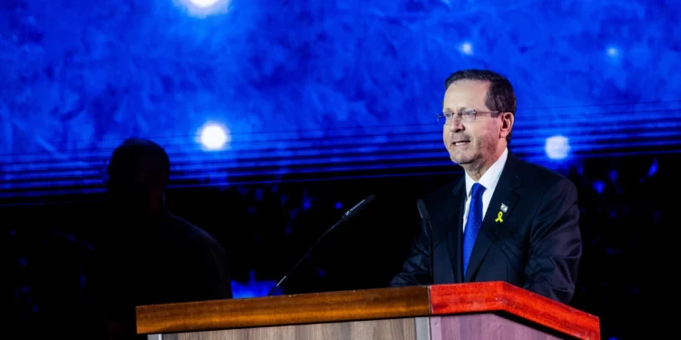 El presidente Isaac Herzog en la ceremonia de inauguración del nuevo monumento en memoria de los habitantes de Jerusalén que fueron asesinados el 7 de octubre o murieron en la guerra posterior, en Jerusalén, el 22 de septiembre de 2024 (Oren Ben Hakoon/Flash90)