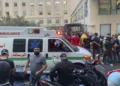 Varias personas se reúnen en el exterior del hospital de la Universidad Americana tras la llegada de varios hombres que resultaron heridos por la explosión de bíperes portátiles, en Beirut, Líbano, el 17 de septiembre de 2024, tras un ataque, atribuido a Israel, dirigido contra combatientes de Hezbolá. (Foto AP/Bassam Masri)