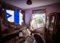 El lugar donde un misil lanzado desde el Líbano impactó una casa en Kiryat Bialik, en el norte de Israel, el 22 de septiembre de 2024. (Chaim Goldberg/Flash90)