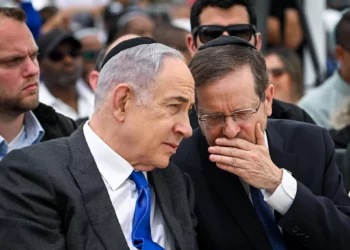 El primer ministro, Benjamin Netanyahu, y el presidente, Isaac Herzog, asisten a una ceremonia conmemorativa para los etíopes que murieron en su viaje a Israel, en el monte Herzl, el 5 de junio de 2024 (Arie Leib Abrams/Flash90)