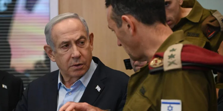 El primer ministro, Benjamin Netanyahu (izquierda), y el jefe de las Fuerzas de Defensa de Israel, Herzi Halevi, al inicio de una reunión del gabinete de seguridad en Tel Aviv, el 16 de noviembre de 2023. (Haim Zach/GPO)