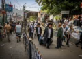 Los peregrinos judíos llegan a Uman, Ucrania, antes de la festividad judía de Rosh Hashaná, el 14 de septiembre de 2023. (Chaim Goldberg/Flash90)